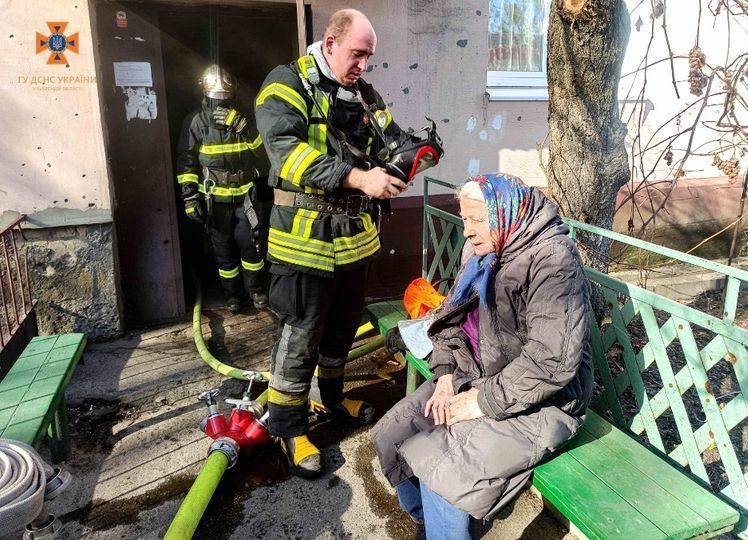 Под Киевом из горящей квартиры спасли пенсионерку