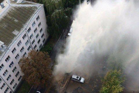 В Киеве фонтан кипятка добил до пятого этажа (фото, видео)
