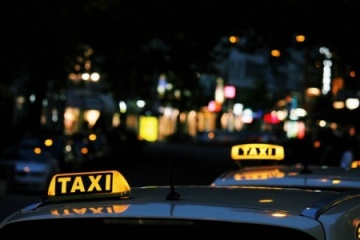 Киевская попрошайка ездит с работы на такси (фото)