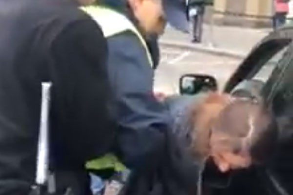 Патрульные порвали женщине пальто и поцарапали машину (видео)