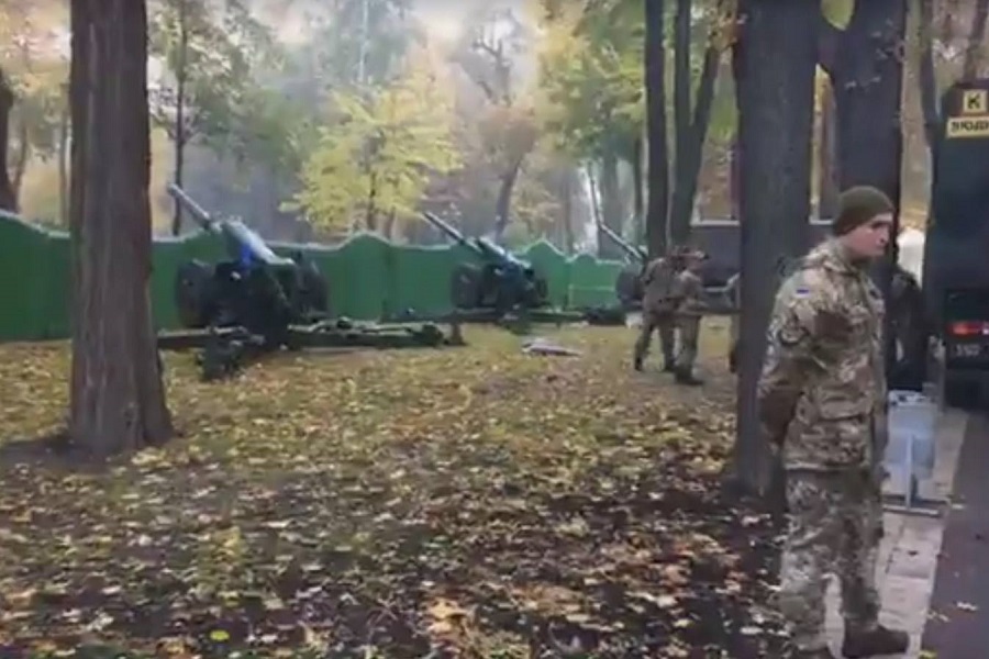 В центр Киева стянули артиллерию (фото)