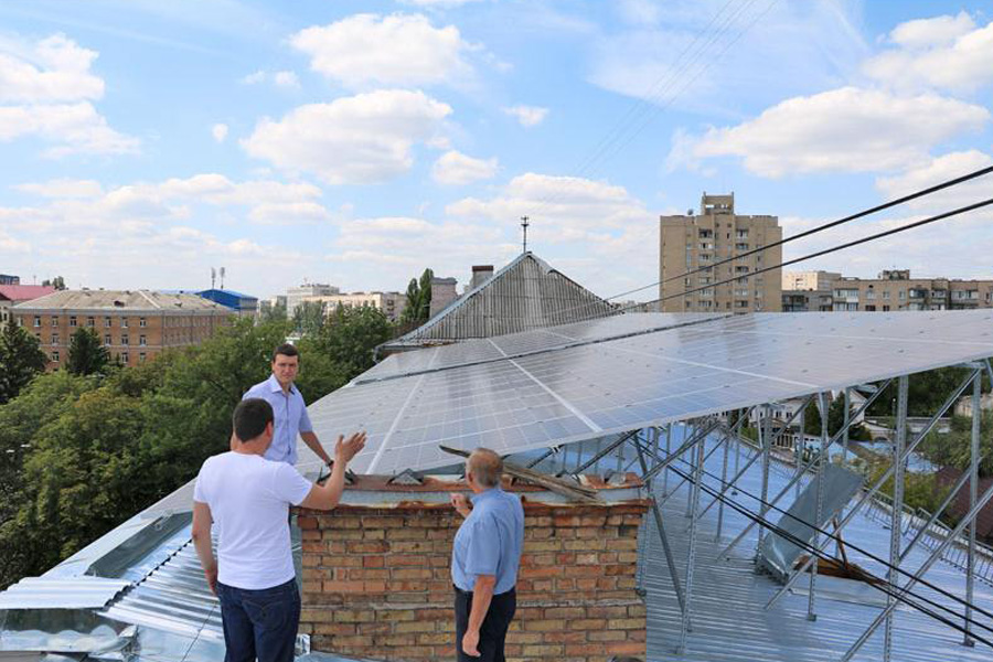 На киевских крышах устанавливают солнечные электростанции