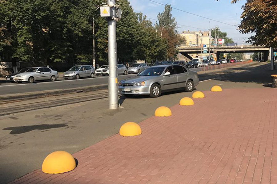 Киевских водителей хотят изгнать с тротуаров