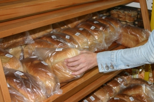 В киевском супермаркете продают червивый хлеб