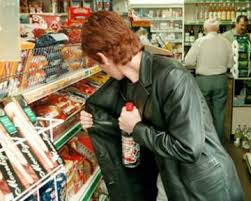 Киевлянка выносила украденные из супермаркета продукты в карманах
