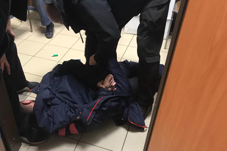 Пьяный киевлянин подрался с полицейскими (видео)