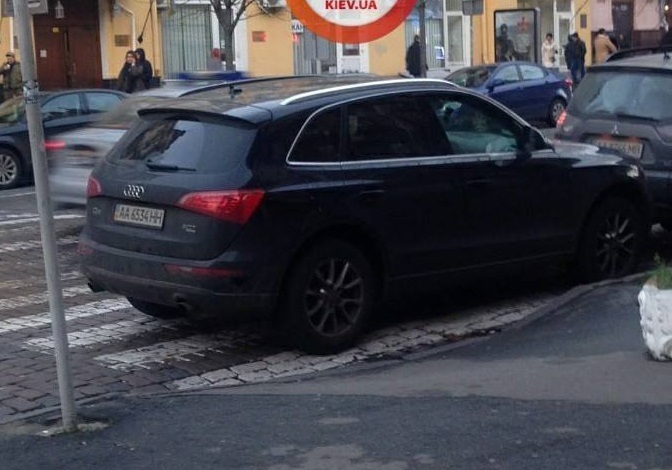 Автохам заблокировал пешеходный переход в центре Киева