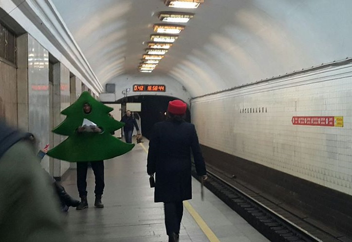 В столичном метро появилась живая елка