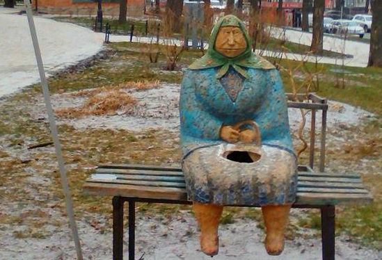 Вандалы испортили скульптуру в городском парке