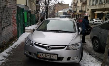 Киевляне испортили машину героя парковки