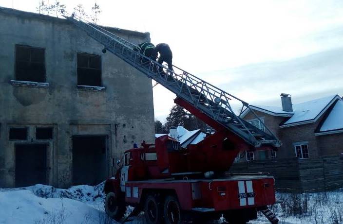 Под Киевом спасатели снимали с крыши ребенка