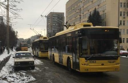 Из-за аварии на Соломенке стоят троллейбусы