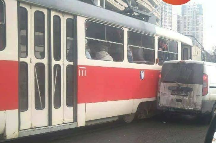 В Киеве из-за аварии стоят трамваи
