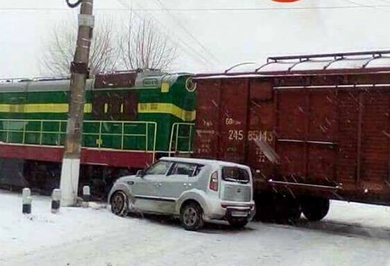 Под Киевом легковушка столкнулась с поездом