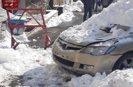 Пласт снега искорежил автомобиль