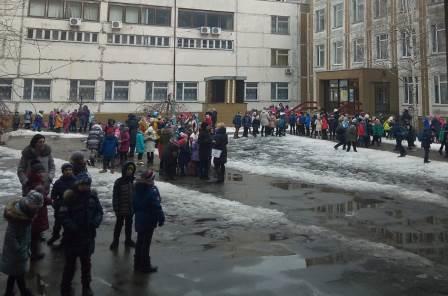 Из столичной школы экстренно эвакуируют детей