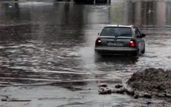 Дорога под Киевом превратилась в реку: автомобили тонут (фото)