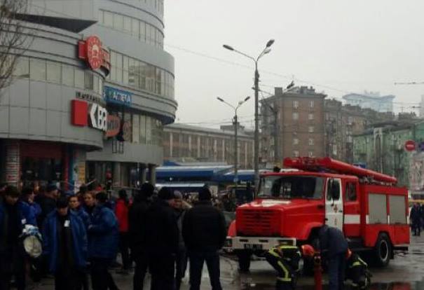В торговом центре на Лукьяновке ищут взрывчатку