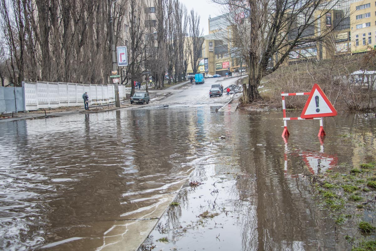 Потоп на Фанерной ликвидировать не удалось (фото)