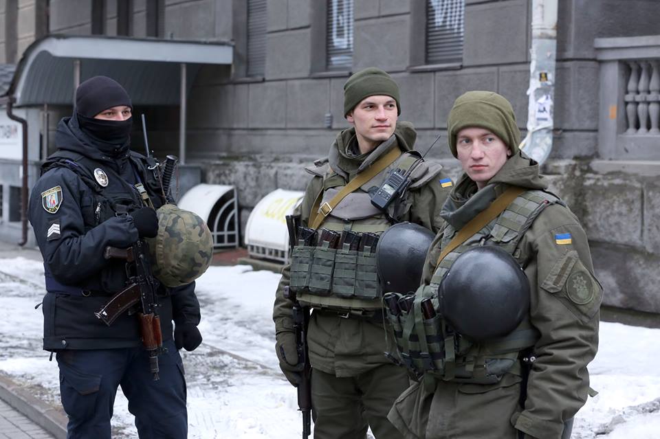 В Киеве российское посольство оцепила Нацгвардия (видео)