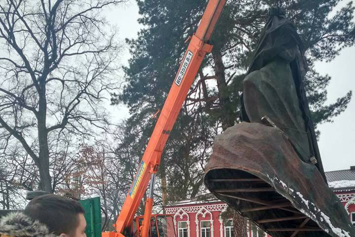 В Боярке снесли памятник литературному персонажу