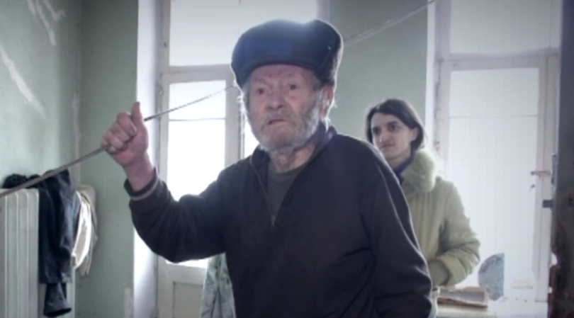 Киевский пенсионер голодает в элитной квартире