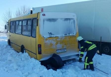 Под Киевом люди оказались в снежной ловушке