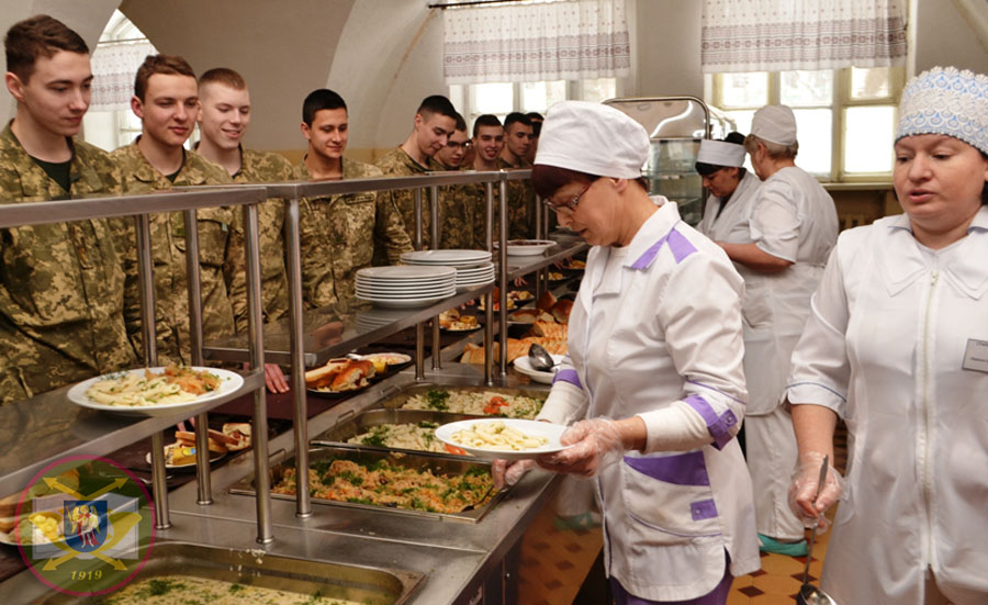 Киевских курсантов накормили итальянскими блюдами
