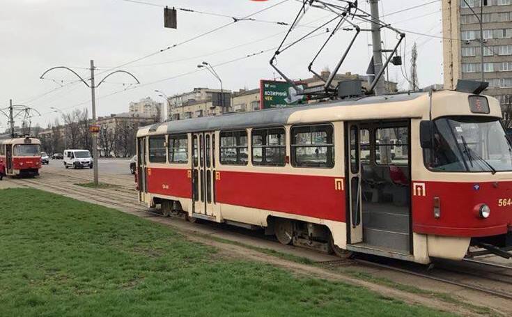 На Дарницкой площади из-за аварии остановились трамваи