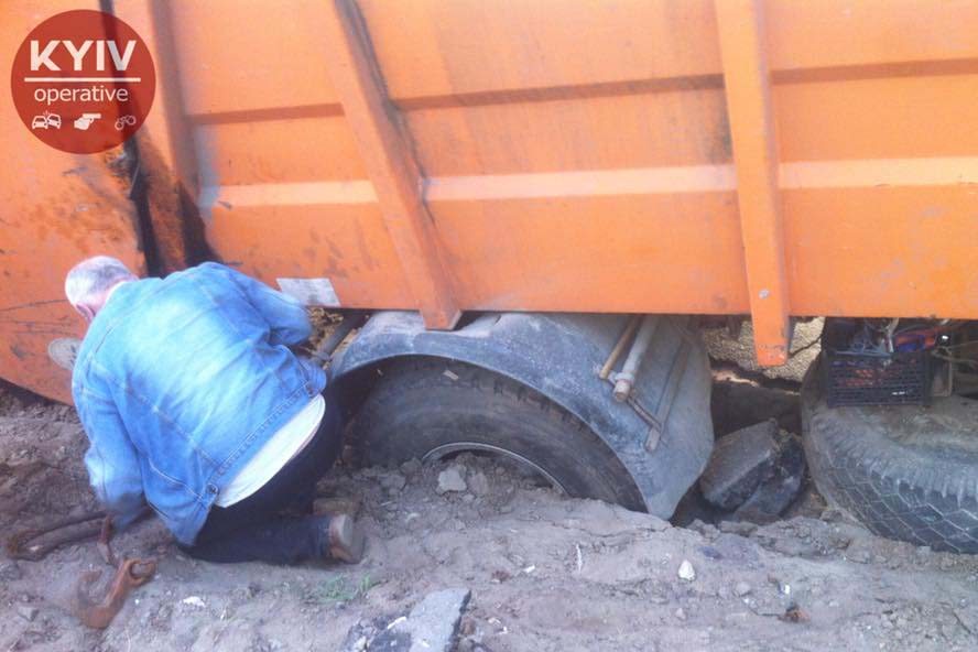 В Киеве грузовик ушел под землю