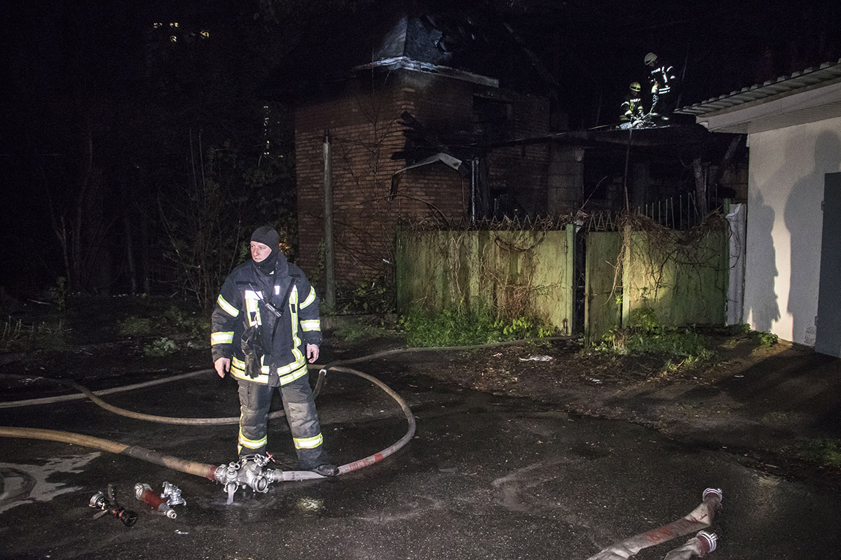 В Киеве бомжи сожгли дом