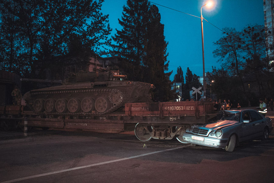 Mercedes попал под платформу с танком (фото)
