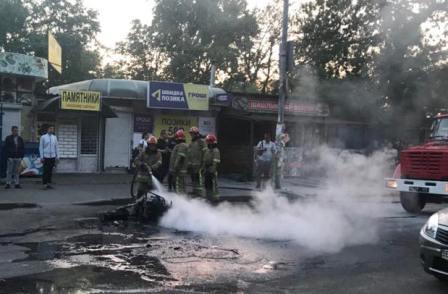 Посреди дороги в Киеве загорелся мотоцикл (видео)