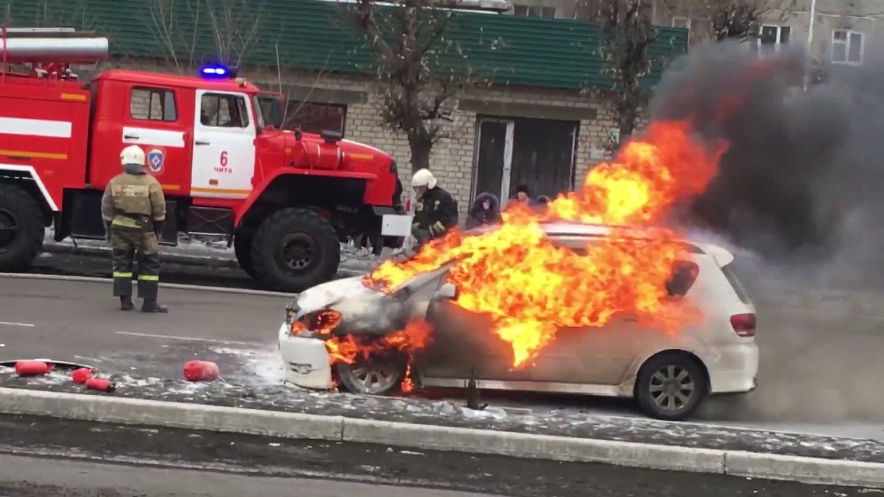 Посреди улицы загорелся Chevrolet (видео)