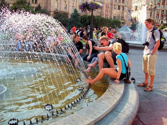 Киевлянам разрешили купаться в фонтанах