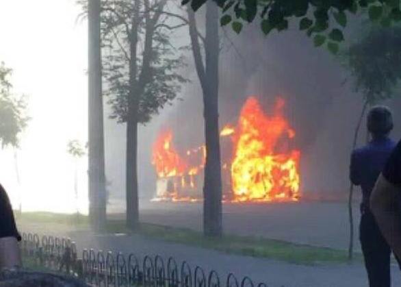 На Лукьяновке посреди дороги сгорел автобус