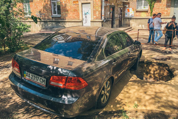 В Киеве под автомобилем проломился асфальт (фото)