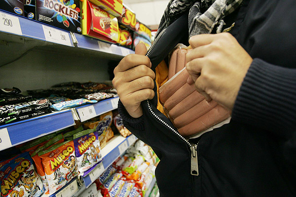 На Теремках подросток ограбил супермаркет