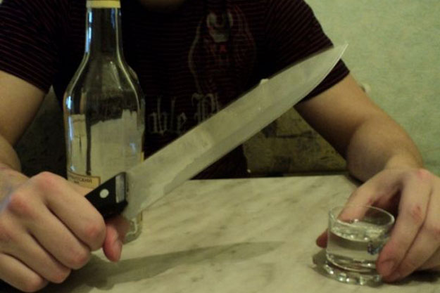 Киевлянина ударили ножом из-за стакана спиртного