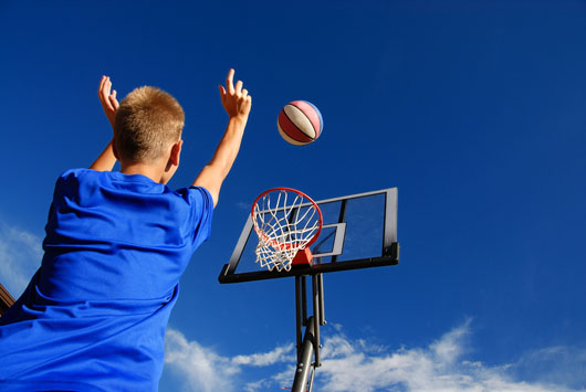 Возле школ предлагают оборудовать баскетбольные площадки