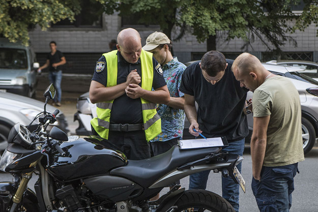В Киеве сбили мотоциклиста