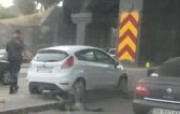 В Киеве водитель протаранил опору моста