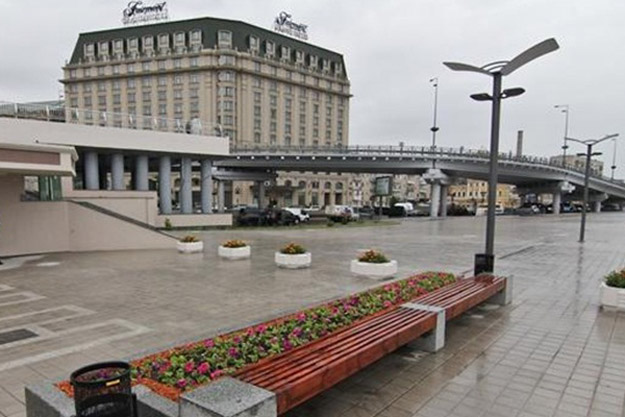 На Почтовой площади снесли столб (видео)
