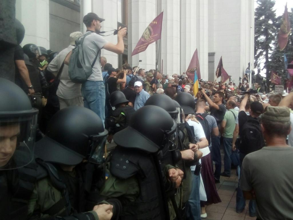 Митингующие штурмуют здание парламента