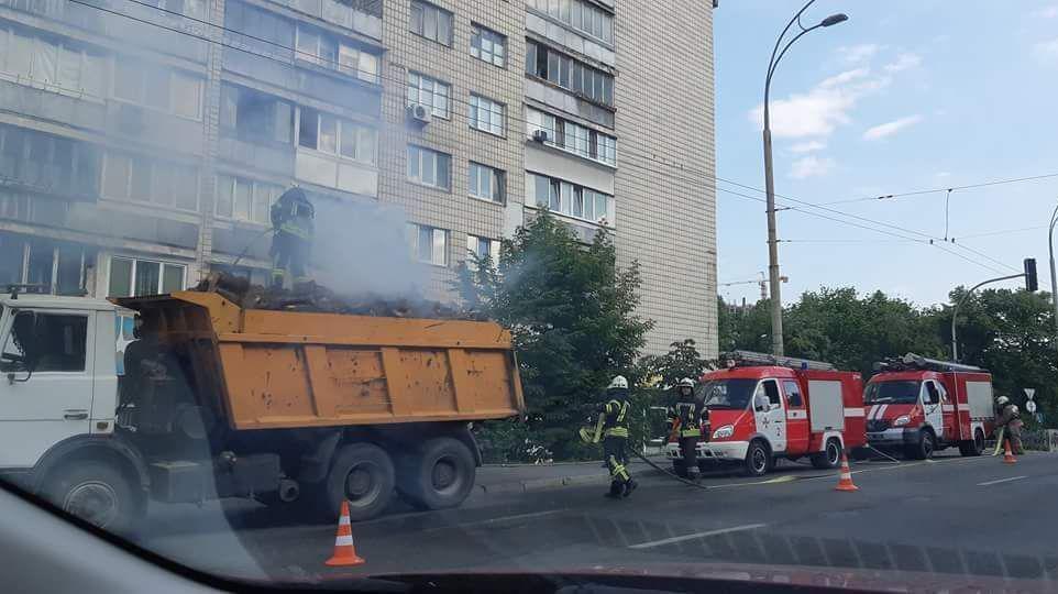 На Лукьяновке посреди улицы загорелся грузовик с дровами