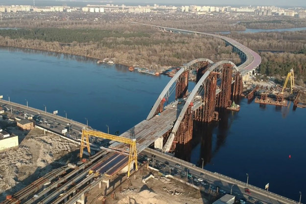 В Киеве начали активно строить Подольский мост (видео)