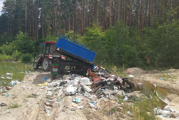 Киевское лесничество превратили в мусорную свалку (фото)