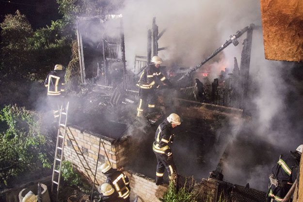 В Киеве пожар уничтожил здание
