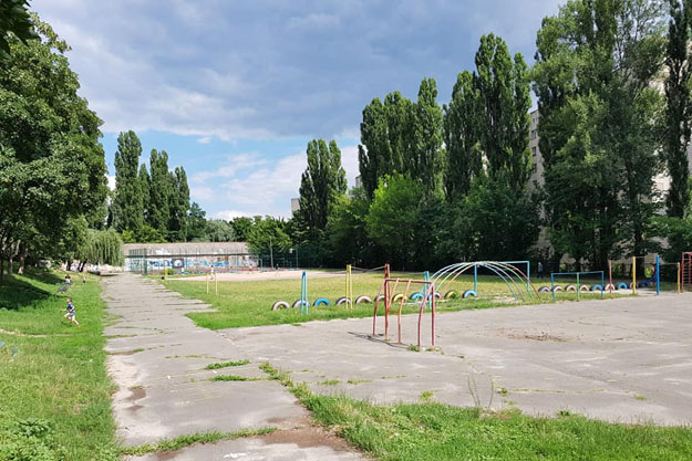 Жители Голосеевского района недовольны реконструкцией школьного стадиона (фото)