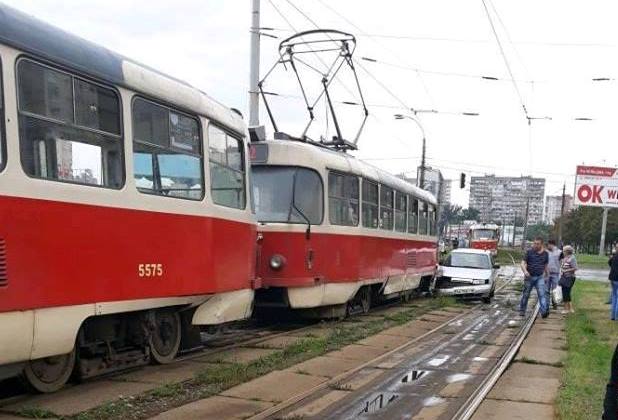 Из-за аварии на Борщаговке стоят трамваи